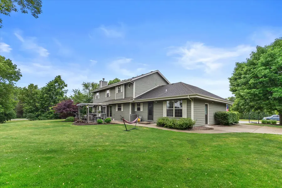 W147N7026 Woodland Dr, Menomonee Falls, WI 53051 - #3