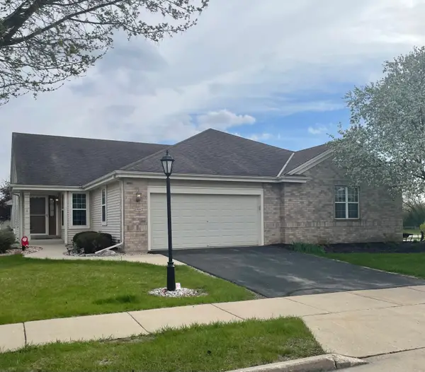 2949 Clearwater Ln, Waukesha, WI 53189