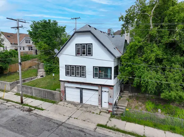 3160-3162 N Dr William Finlayson St, Milwaukee, WI 53212