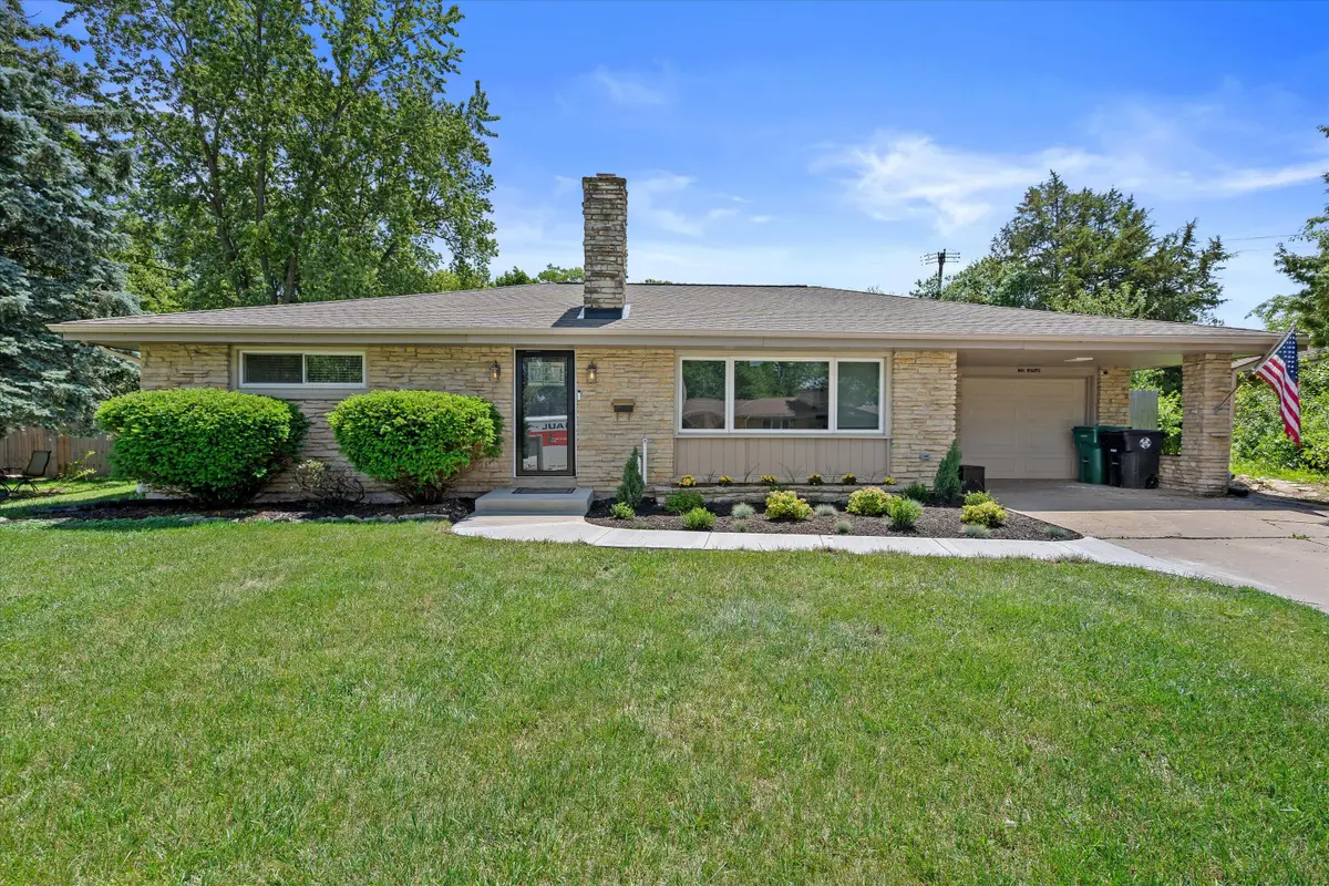 N84W16093 Donald Ct, Menomonee Falls, WI 53051 - #1