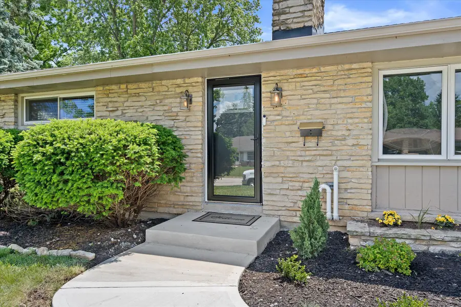 N84W16093 Donald Ct, Menomonee Falls, WI 53051 - #2