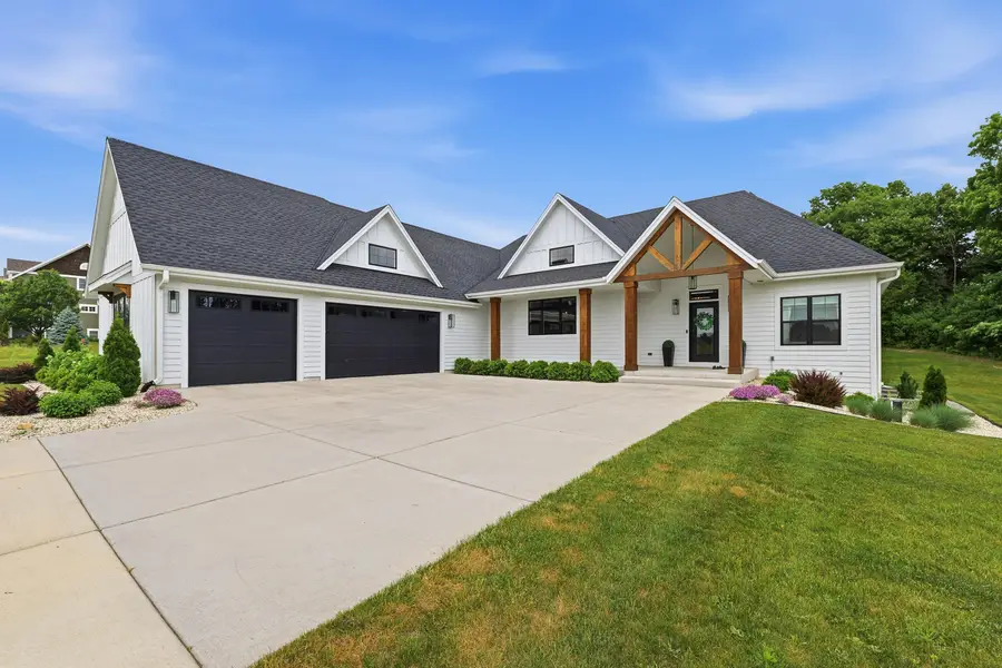 3864 Hickory Hill Pkwy, Richfield, WI 53033 - #3