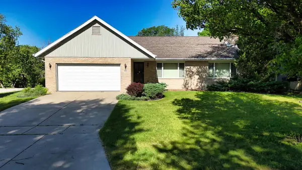 912 Edgewater Ct, Watertown, WI 53098