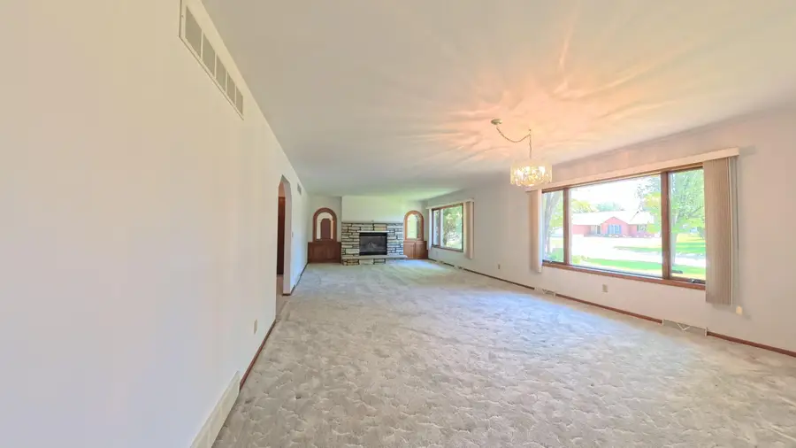 912 Edgewater Ct, Watertown, WI 53098 - #2