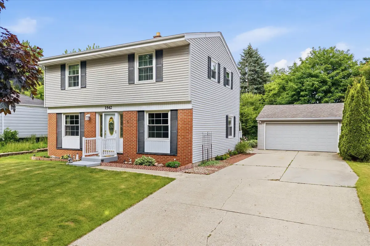 1542 N Lakeview Ave, Port Washington, WI 53074 - #1