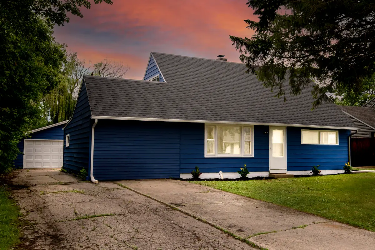 6908 W Allerton Ave, Greenfield, WI 53220 - #1