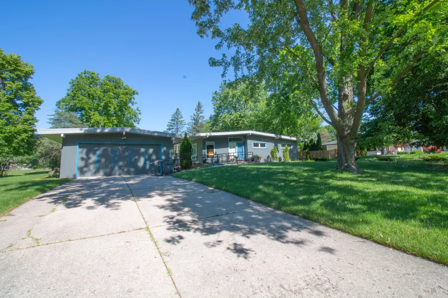 3325 Wilshire Rd, Brookfield, WI 53045 - #2