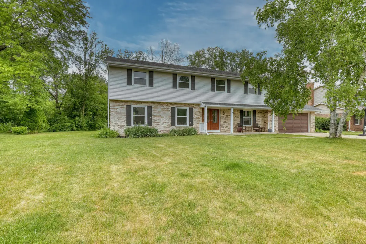 820 W Clovernook Ln, Glendale, WI 53217 - #1