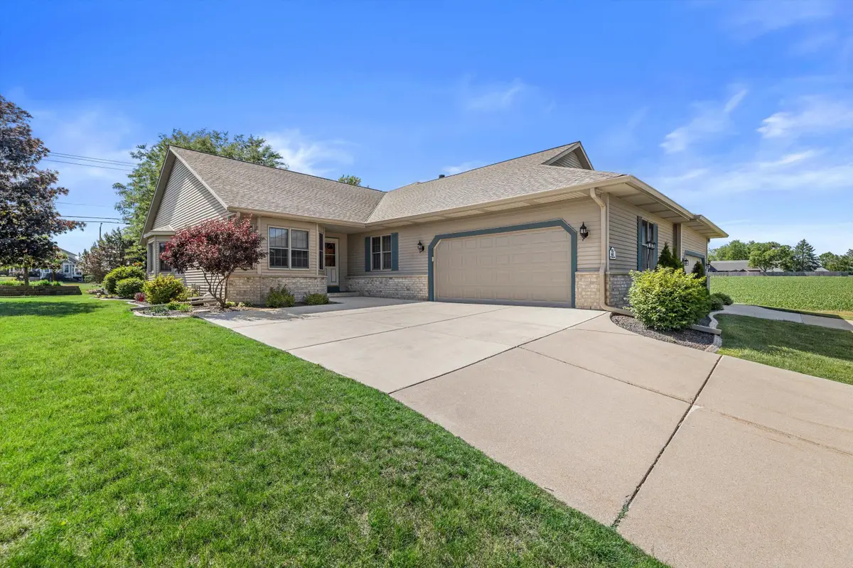 W155N6631 Blue Heron Dr, Menomonee Falls, WI 53051 - #1