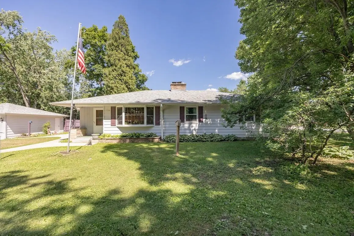 733 N Lapham St, Oconomowoc, WI 53066 - #1