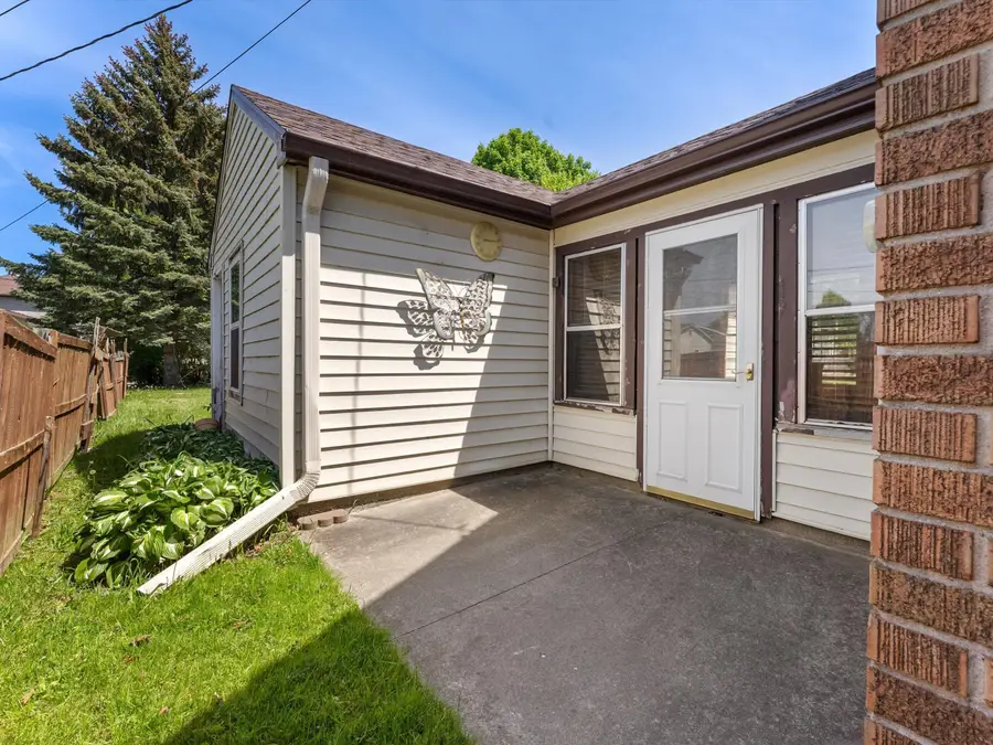 1528 Ashland Ave, Sheboygan, WI 53081 - #3