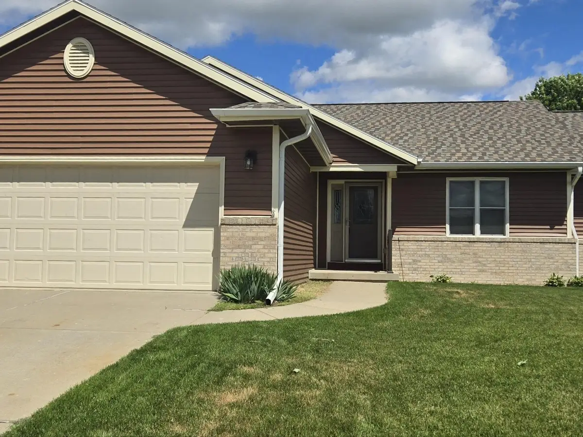 34 S Wyler Dr, Evansville, WI 53536 - #1