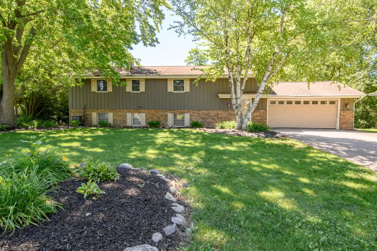 705 Fox Knoll Dr, Rochester, WI 53185 - #1