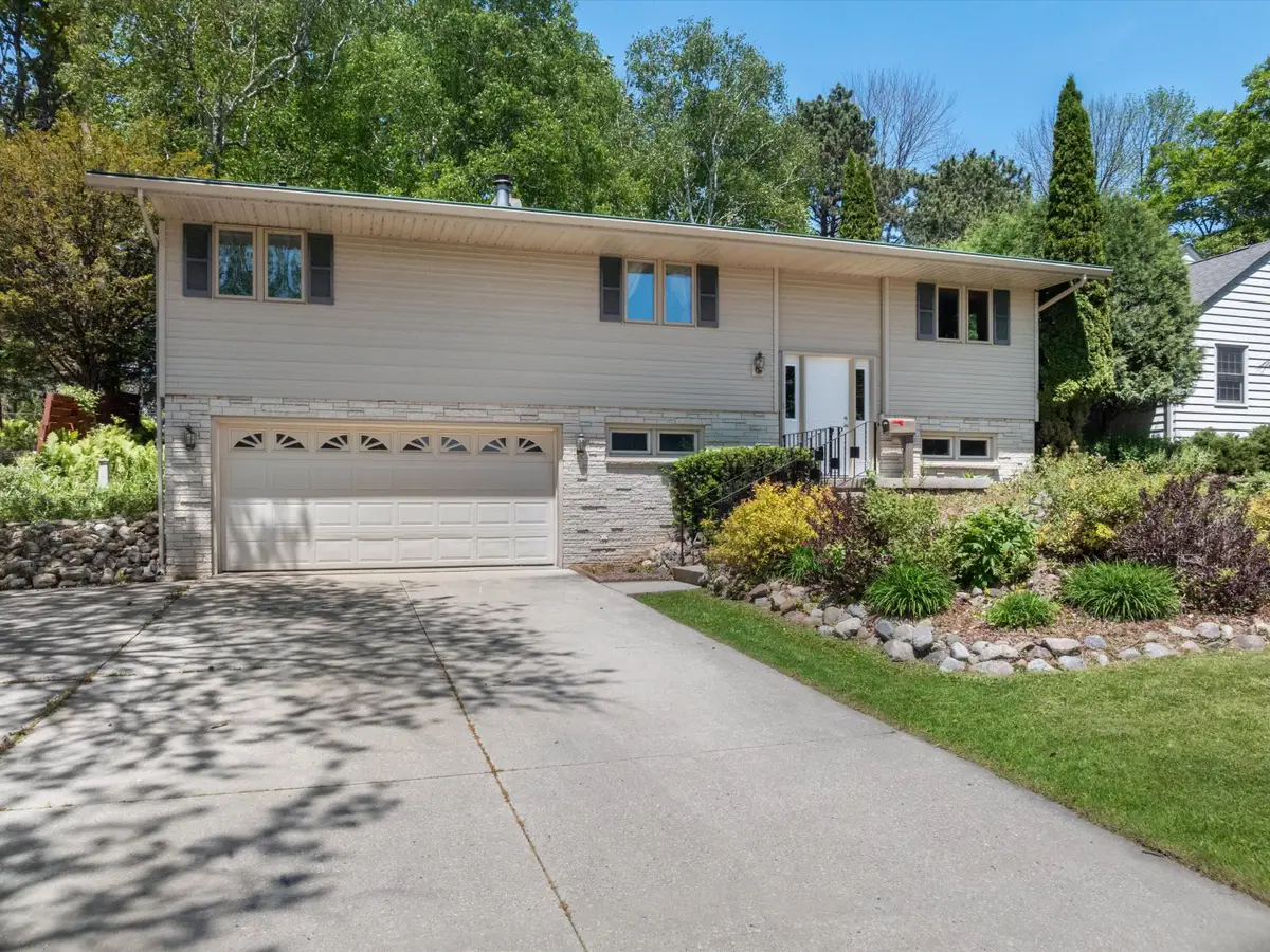 306 Fenway Ter, Manitowoc, WI 54220 - #1