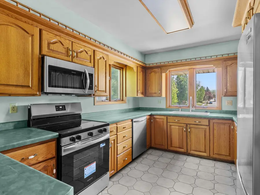 306 Fenway Ter, Manitowoc, WI 54220 - #3