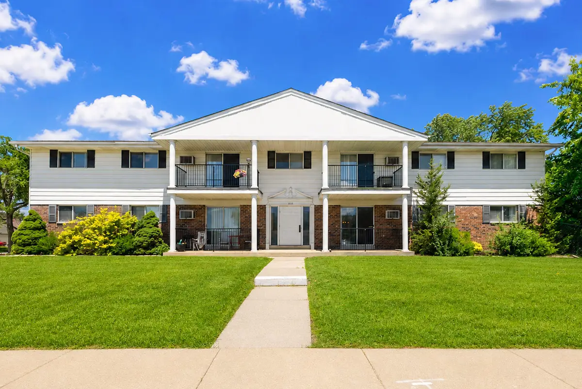 5024 W Cold Spring Rd, Milwaukee, WI 53220 - #1