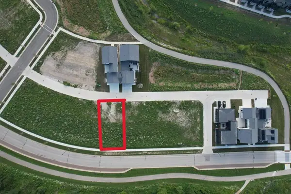 9385 S Lake Vista Pkwy, Oak Creek, WI 53154