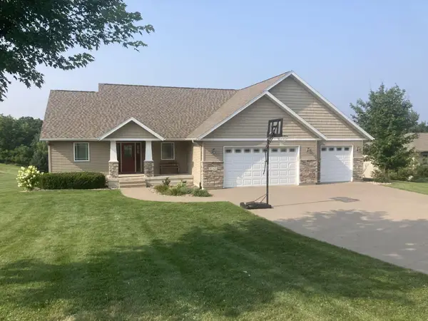 w3676 Highland Dr, Greenfield, WI 54601