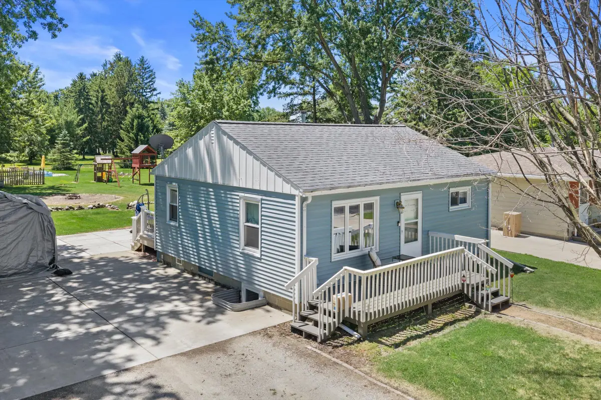 231 E Leonard St, Watertown, WI 53098 - #1