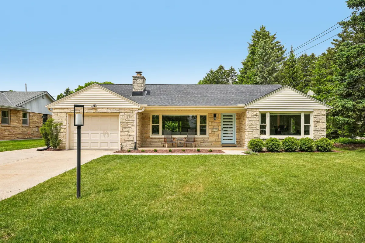 6421 N Lake Dr, Fox Point, WI 53217 - #1