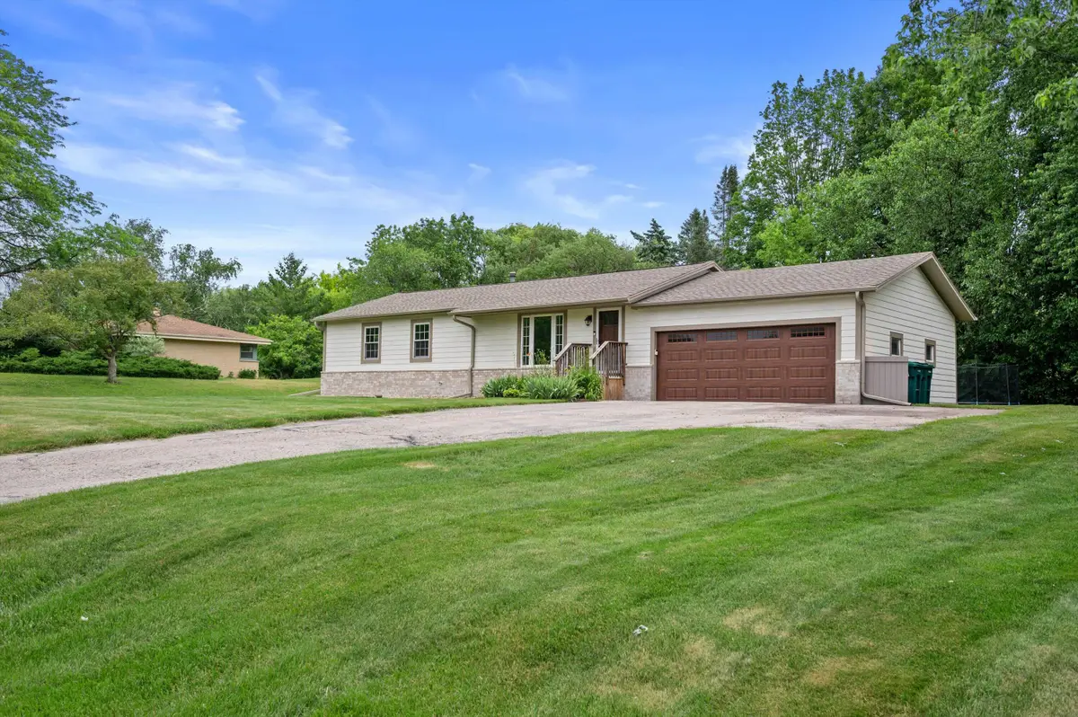 W284N6506 Hawthorne Rd, Hartland, WI 53029 - #1