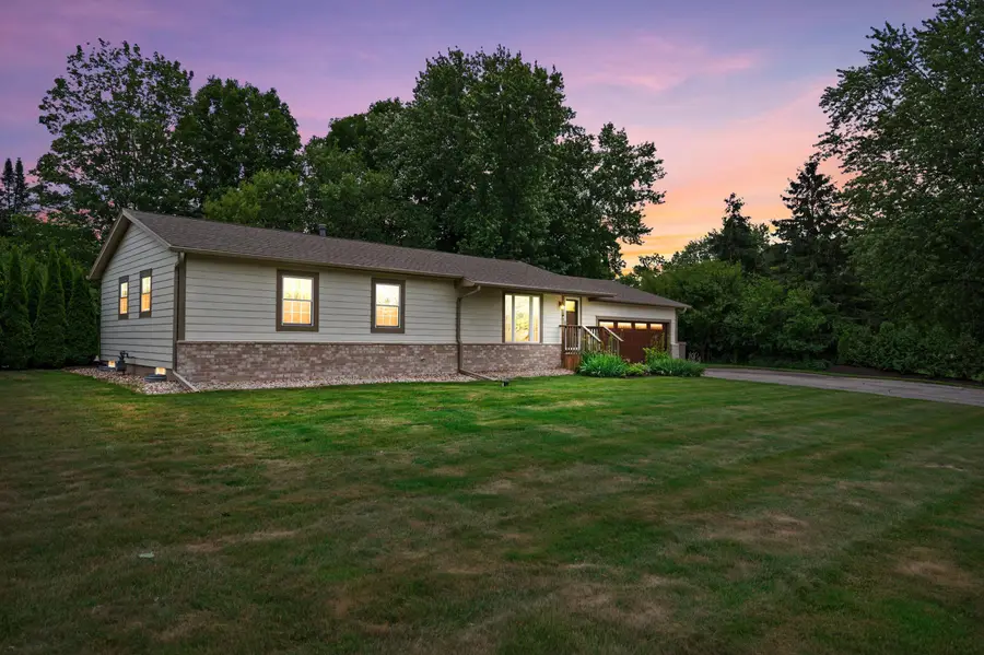 W284N6506 Hawthorne Rd, Hartland, WI 53029 - #2