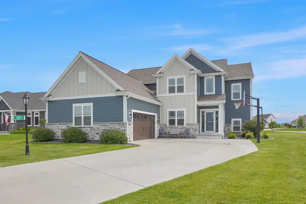 35233 Walleye Ct, Summit, WI 53066