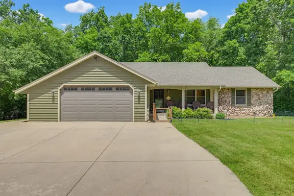 W276S4440 Elk Valley Ct, Waukesha, WI 53189