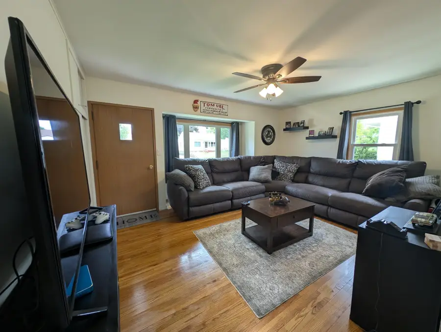 4059 S Alexander Ave, Saint Francis, WI 53235 - #3