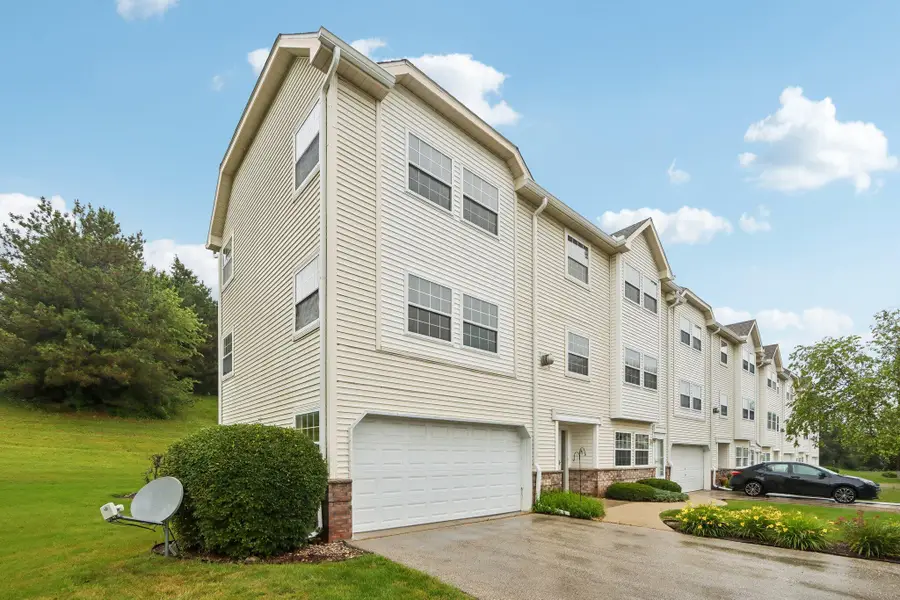 325 Kristin Ct W, Brookfield, WI 53045 - #2