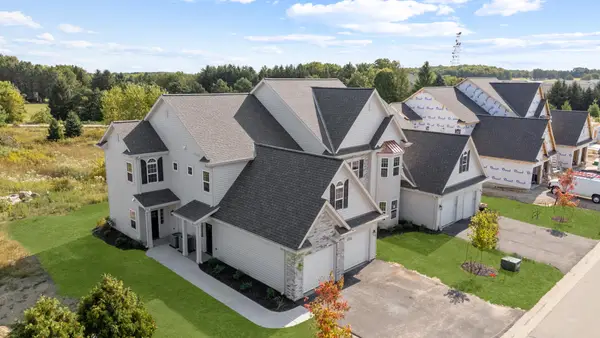 1792 Horseshoe Ln, Slinger, WI 53086