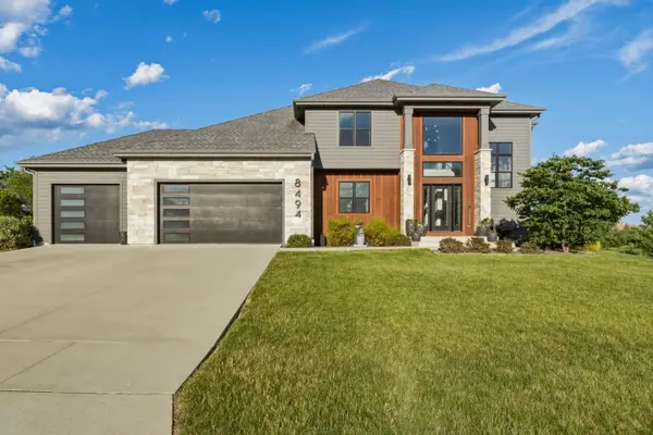 8494 S Nighthawk Trl, Oak Creek, WI 53154