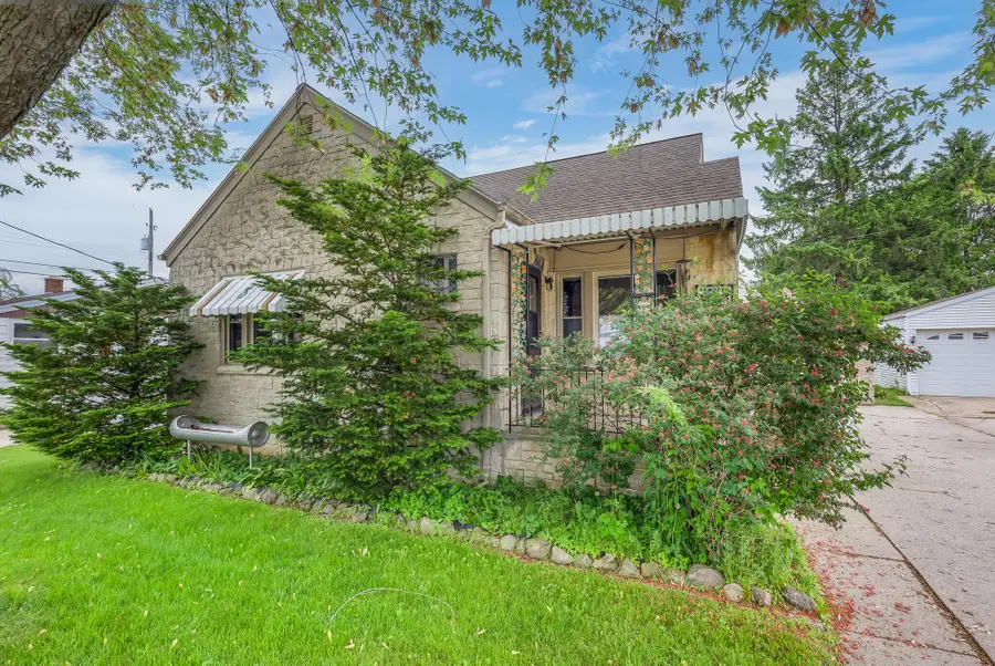 1013 Lowell St, Two Rivers, WI 54241 - #2