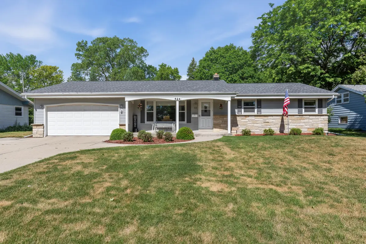 924 N 18th Ave, West Bend, WI 53090 - #1