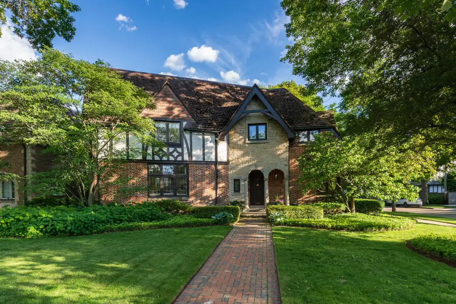 1101 E Circle Dr, Whitefish Bay, WI 53217 - #3