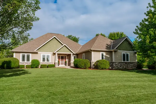 W193N5889 Canary Dr, Menomonee Falls, WI 53051