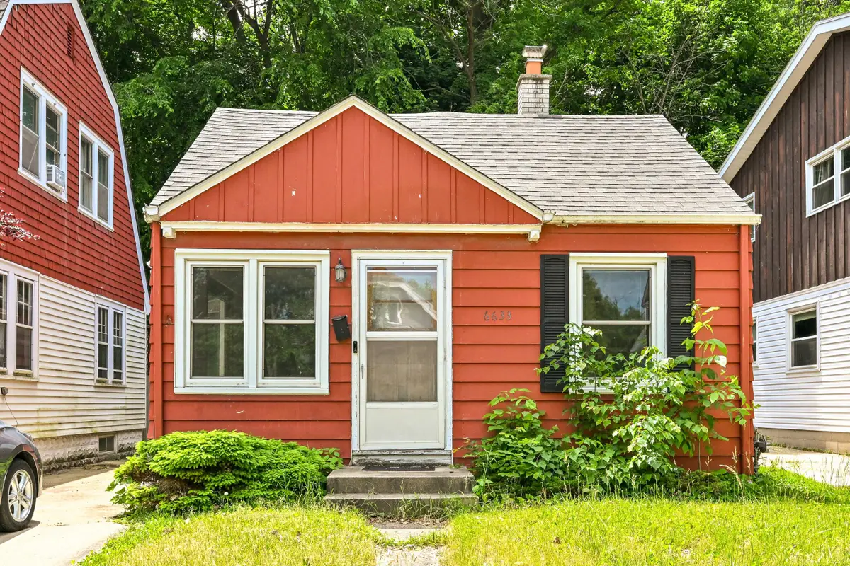 6633 Hillside Ln, Wauwatosa, WI 53213 - #1