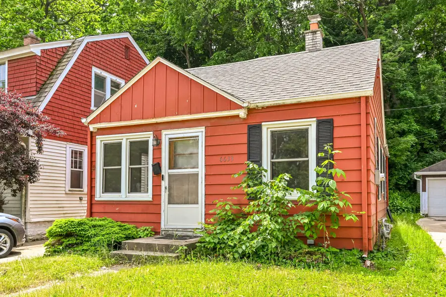6633 Hillside Ln, Wauwatosa, WI 53213 - #2