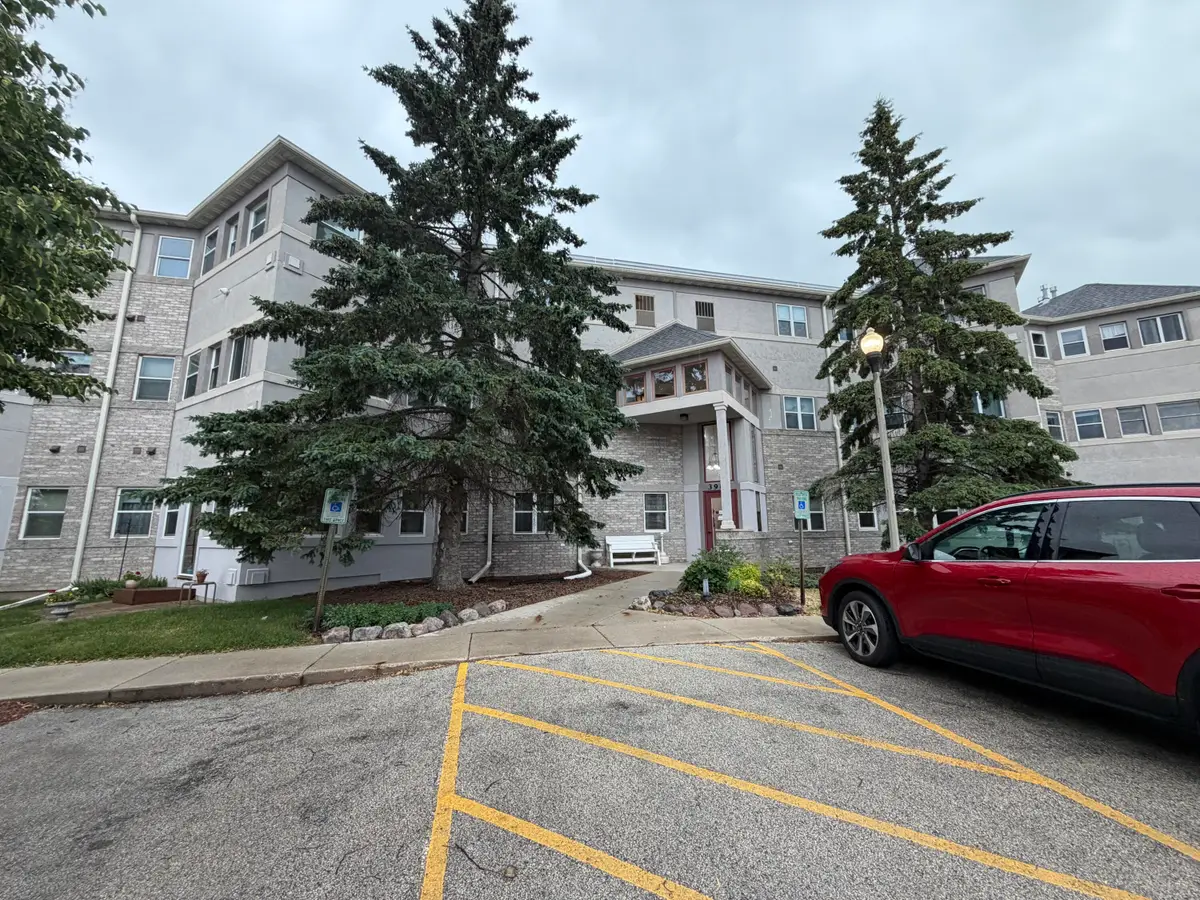 3903 Heather Valley Rd, Sheboygan, WI 53083 - #1