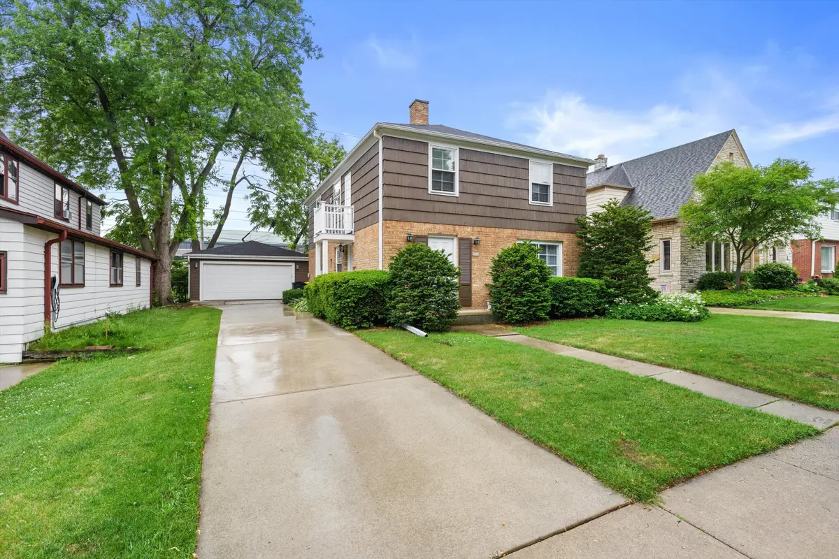 8813 W Hawthorne Ave, Wauwatosa, WI 53226 - #1