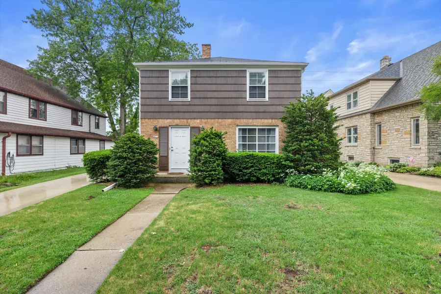 8813 W Hawthorne Ave, Wauwatosa, WI 53226 - #2