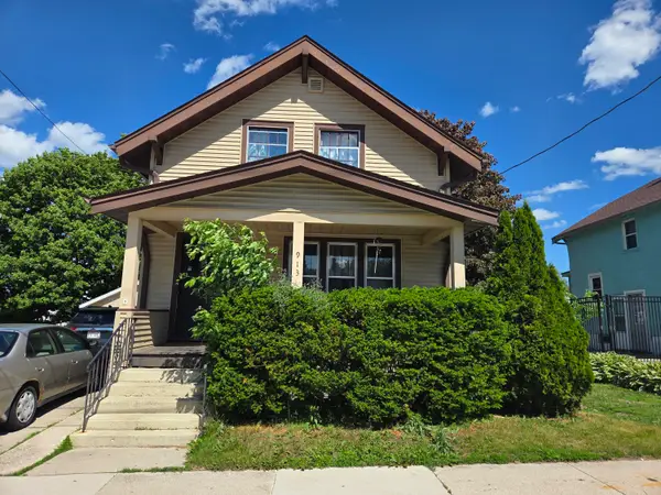 913 S 21st St, Manitowoc, WI 54220