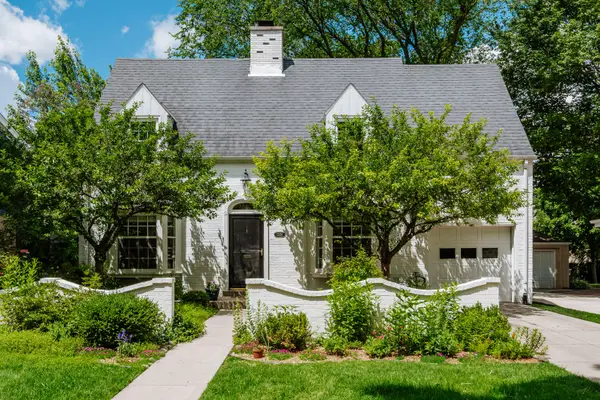 2559 N 86th St, Wauwatosa, WI 53226