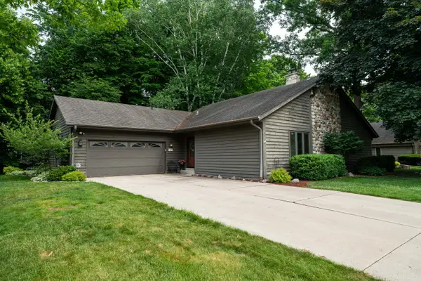 3278 S Acredale Ct, New Berlin, WI 53151