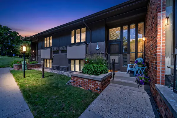 33 Lausanne Ct, Geneva, WI 53147