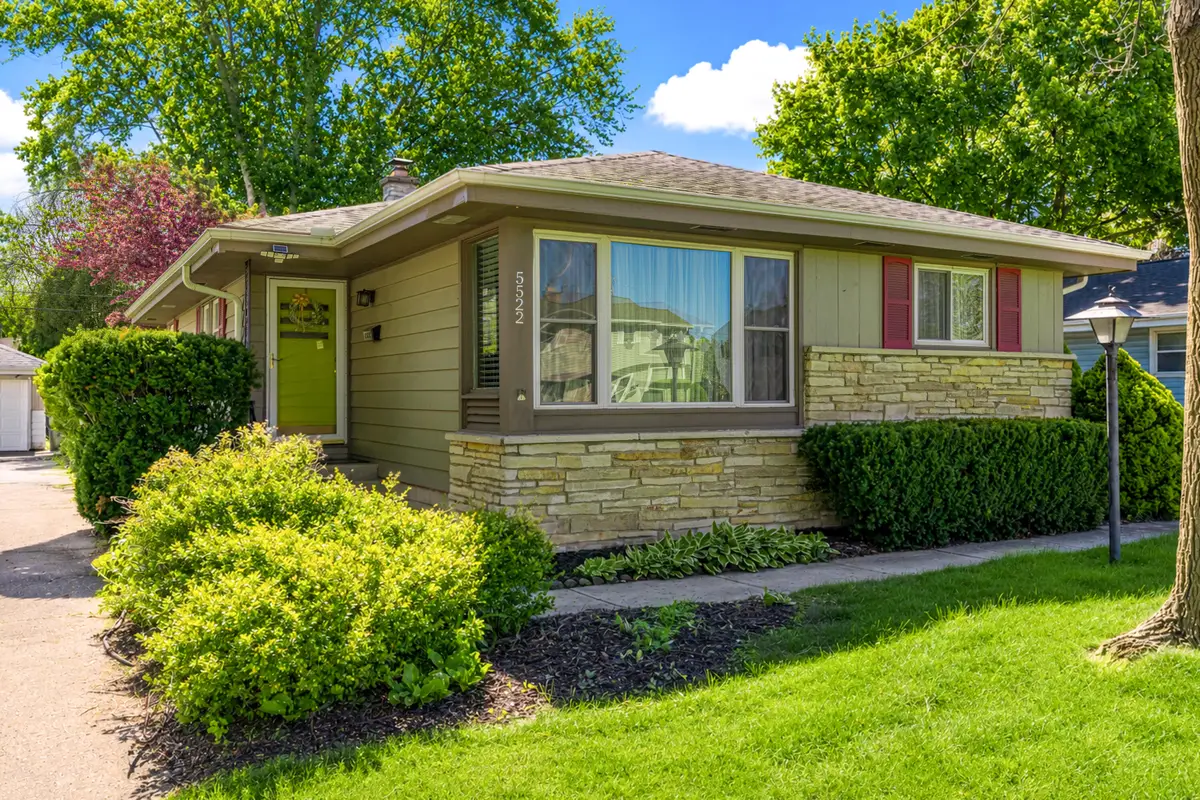 5522 N Mohawk Ave, Glendale, WI 53217 - #1