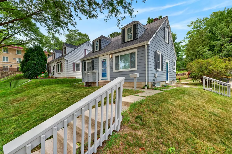 9020 W Vincent Pl, West Allis, WI 53214 - #3