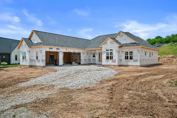 W253N5539 Crescent Hill Dr, Sussex, WI 53089