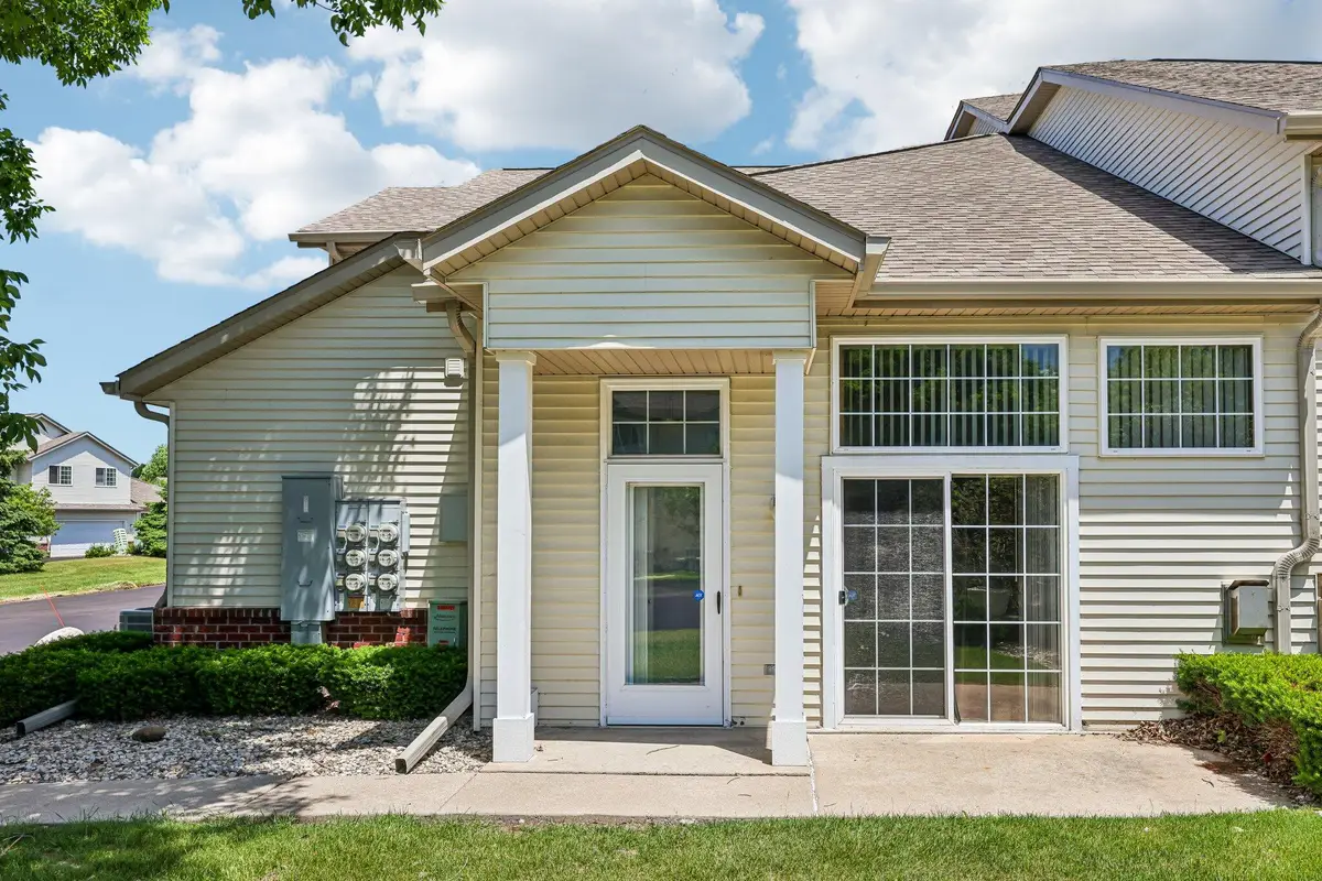 2428 Fox River Pkwy, Waukesha, WI 53189 - #1