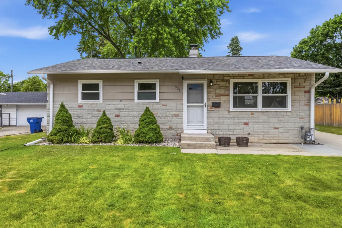 733 9th St, Grafton, WI 53024 - #1